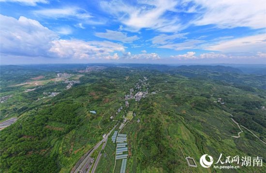 群山環(huán)抱的菖蒲塘村。 人民網(wǎng)記者 劉賓攝
