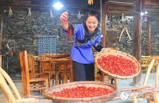 村民李霞返鄉(xiāng)從事餐飲業(yè)。 人民網(wǎng)記者 劉賓攝