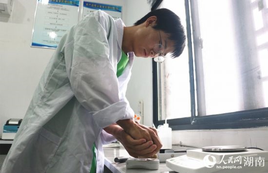 吳健筆在獼猴桃科技小院實(shí)驗(yàn)室測量水果糖分。 人民網(wǎng)記者 劉賓攝