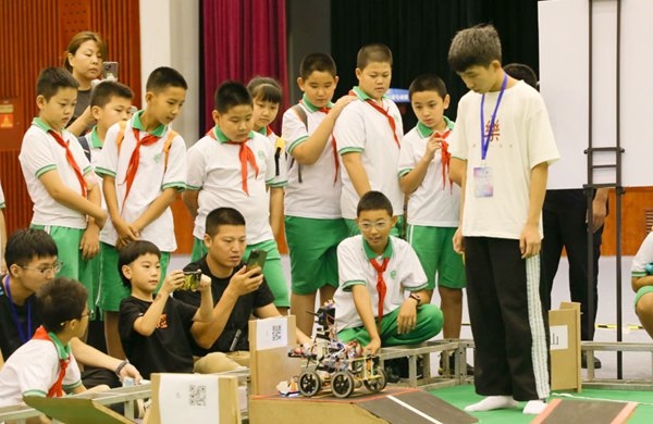 青少年學生現(xiàn)場觀看比賽。北京工商大學供圖