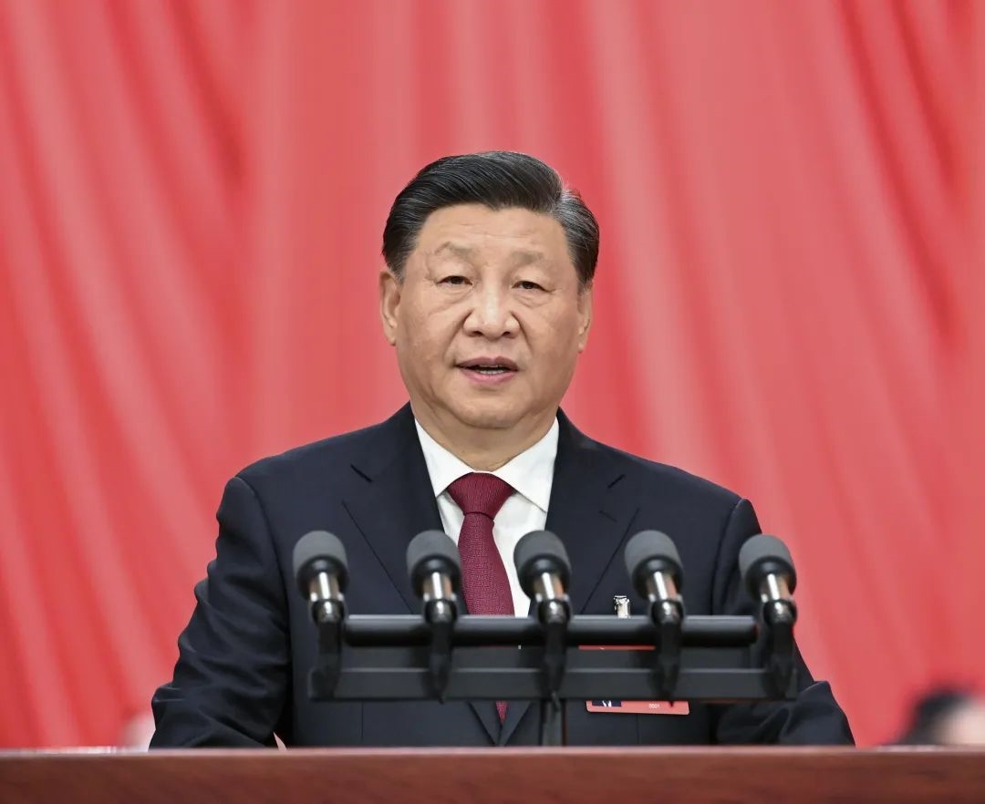 2022年10月16日，中國(guó)共產(chǎn)黨第二十次全國(guó)代表大會(huì)在北京人民大會(huì)堂開(kāi)幕。習(xí)近平代表第十九屆中央委員會(huì)向大會(huì)作報(bào)告。圖/新華社記者 饒愛(ài)民 攝