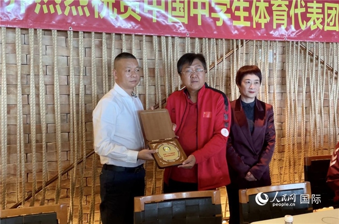 巴西中國(guó)和平統(tǒng)一促進(jìn)會(huì)會(huì)長(zhǎng)王俊曉向中國(guó)中學(xué)生體育代表團(tuán)團(tuán)長(zhǎng)劉立新贈(zèng)送紀(jì)念品。人民網(wǎng)記者 宋亦然攝