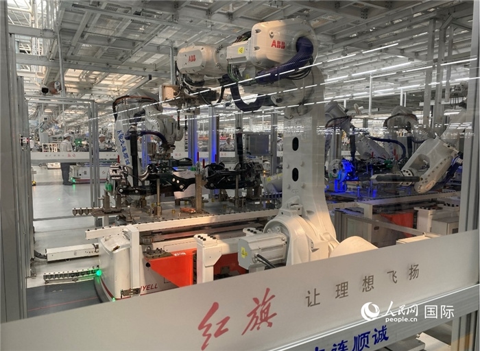 一汽—紅旗繁榮工廠內(nèi)的智能機(jī)器人。人民網(wǎng) 宋歌攝