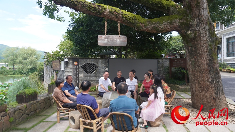 余杭區(qū)徑山鎮(zhèn)小古城村村民在“樟樹下議事”。人民網(wǎng)肖聰聰攝