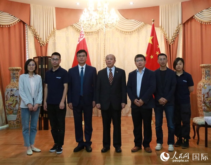 謝小用大使與人民網(wǎng)記者合影。