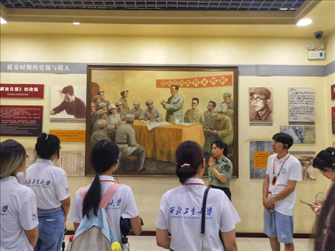 中外學(xué)生在延安參觀博物館。學(xué)校供圖