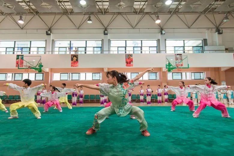 △今年暑假期間，浙江溫州舉行青少年學生陽光體育運動會。