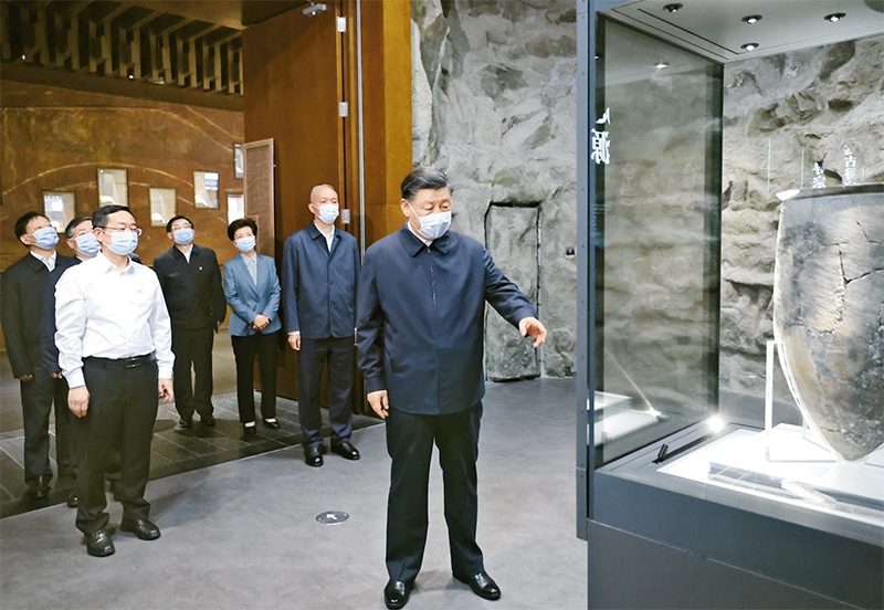 2023年6月2日，中共中央總書記、國家主席、中央軍委主席習近平在北京出席文化傳承發(fā)展座談會并發(fā)表重要講話。這是座談會前，習近平2日下午在中國歷史研究院考察。 新華社記者 鞠鵬/攝