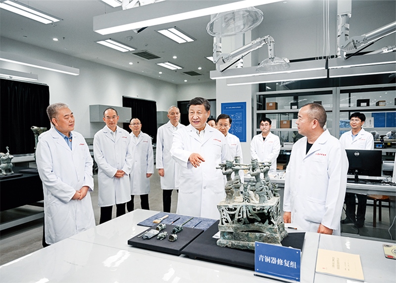 2023年7月25日至27日，中共中央總書記、國家主席、中央軍委主席習近平在四川考察。這是26日下午，習近平在位于德陽市廣漢市的三星堆博物館文物保護與修復館，同現(xiàn)場工作人員親切交流。 新華社記者 謝環(huán)馳/攝