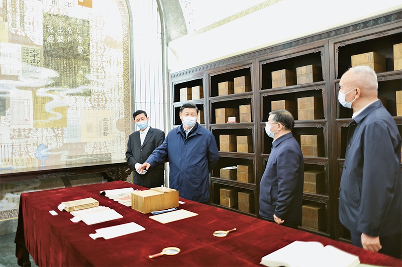 2023年6月2日，中共中央總書記、國家主席、中央軍委主席習近平在北京出席文化傳承發(fā)展座談會并發(fā)表重要講話。這是座談會前，習近平1日下午在中國國家版本館考察時，在蘭臺洞庫了解館藏精品版本保存情況。 新華社記者 鞠鵬/攝