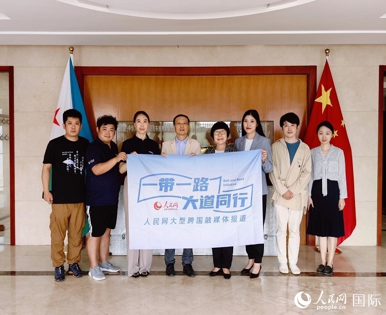 胡斌大使（左四）、使館工作人員與人民網(wǎng)記者合影。