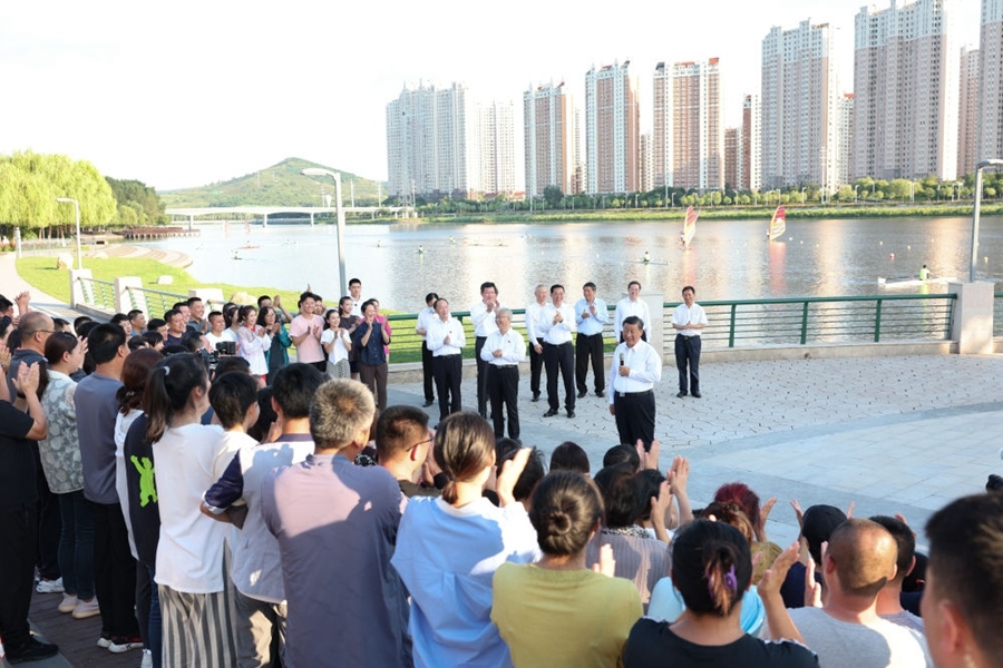 2022年8月16日，習近平在遼寧錦州東湖森林公園察看小凌河沿岸生態(tài)環(huán)境時，同正在休閑、進行文化活動的群眾親切交流。