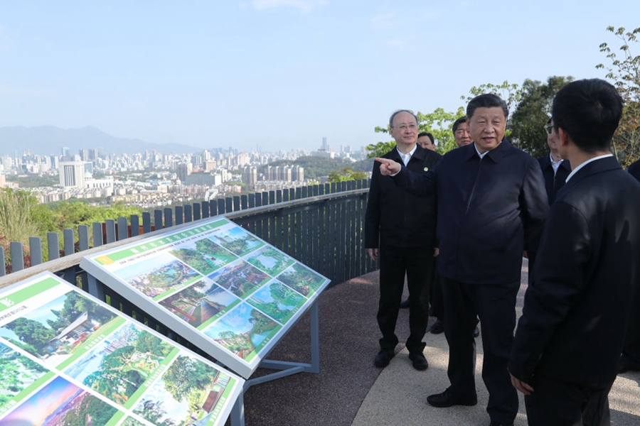 2021年3月24日，習近平在福建福州福山郊野公園觀景平臺，聽取城市生態(tài)公園規(guī)劃建設、城市水系綜合治理情況匯報。