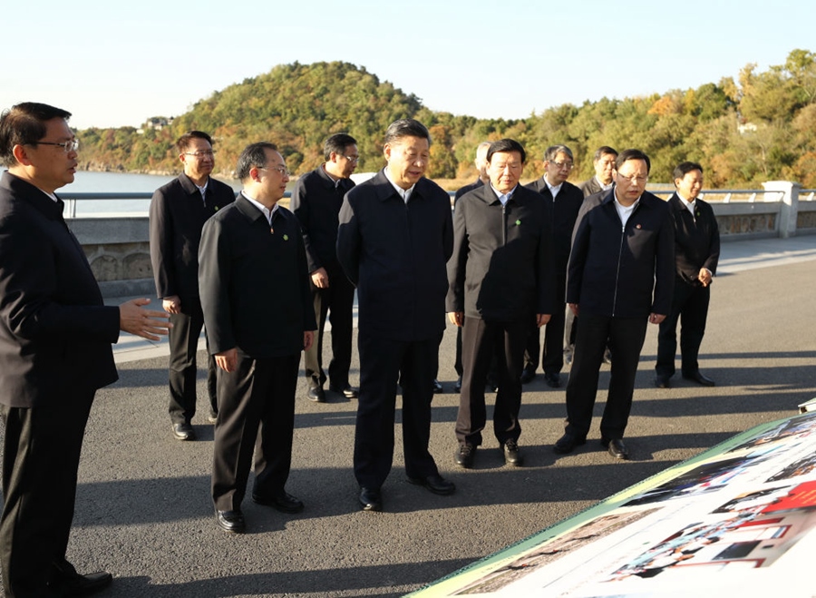 2020年11月12日，習近平在江蘇南通五山地區(qū)濱江片區(qū)，沿江邊步行察看濱江生態(tài)環(huán)境。