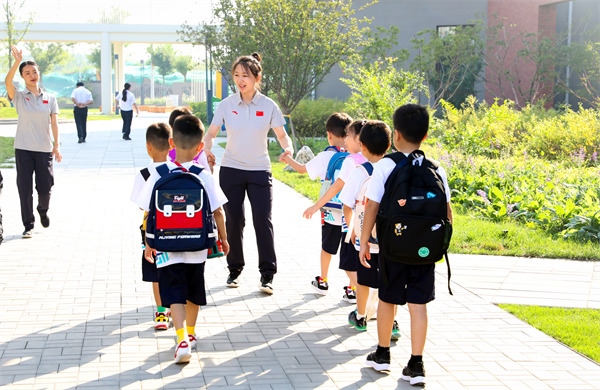 8月30日，雄安史家胡同小學(xué)學(xué)生體驗(yàn)學(xué)校生活。老師帶學(xué)生進(jìn)教室。