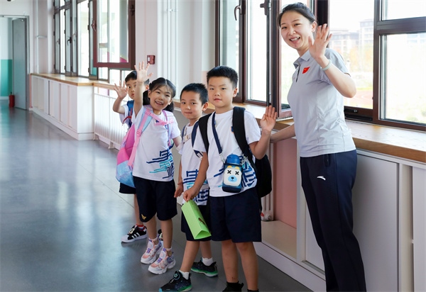8月30日，雄安史家胡同小學(xué)學(xué)生體驗(yàn)學(xué)校生活。老師帶學(xué)生進(jìn)教室。