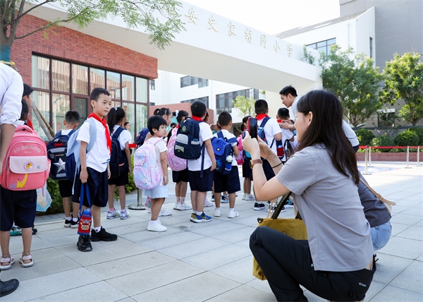 8月30日，雄安史家胡同小學(xué)學(xué)生體驗(yàn)學(xué)校生活。