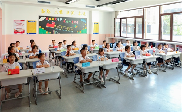 8月30日，雄安史家胡同小學(xué)學(xué)生體驗(yàn)學(xué)校生活。