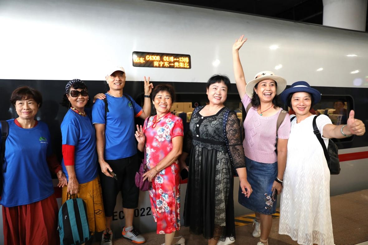 在南寧東站，旅客與貴南高鐵首發(fā)列車合影。 林祥云攝