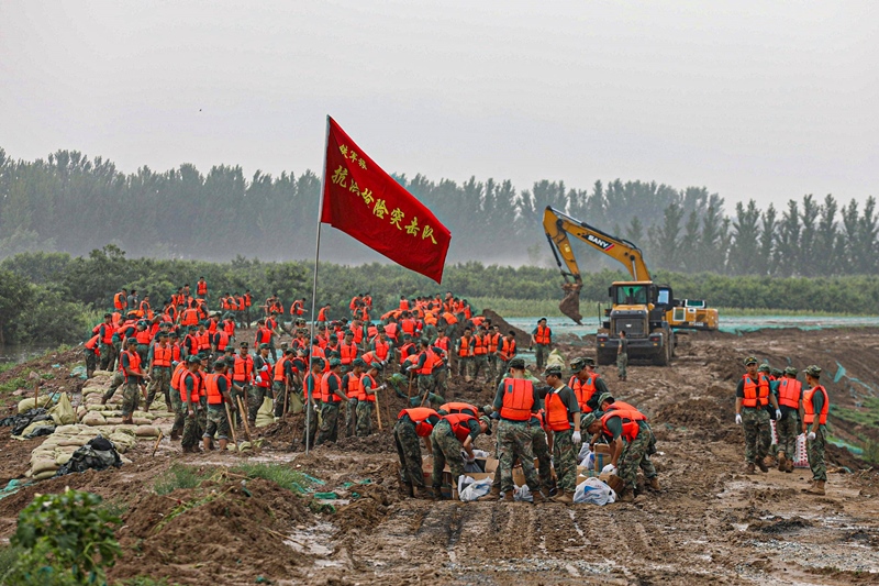 △2023年8月2日，中部戰(zhàn)區(qū)陸軍第82集團軍“鐵軍旅”官兵在河北省高碑店市白溝河任務(wù)區(qū)加固岸堤。