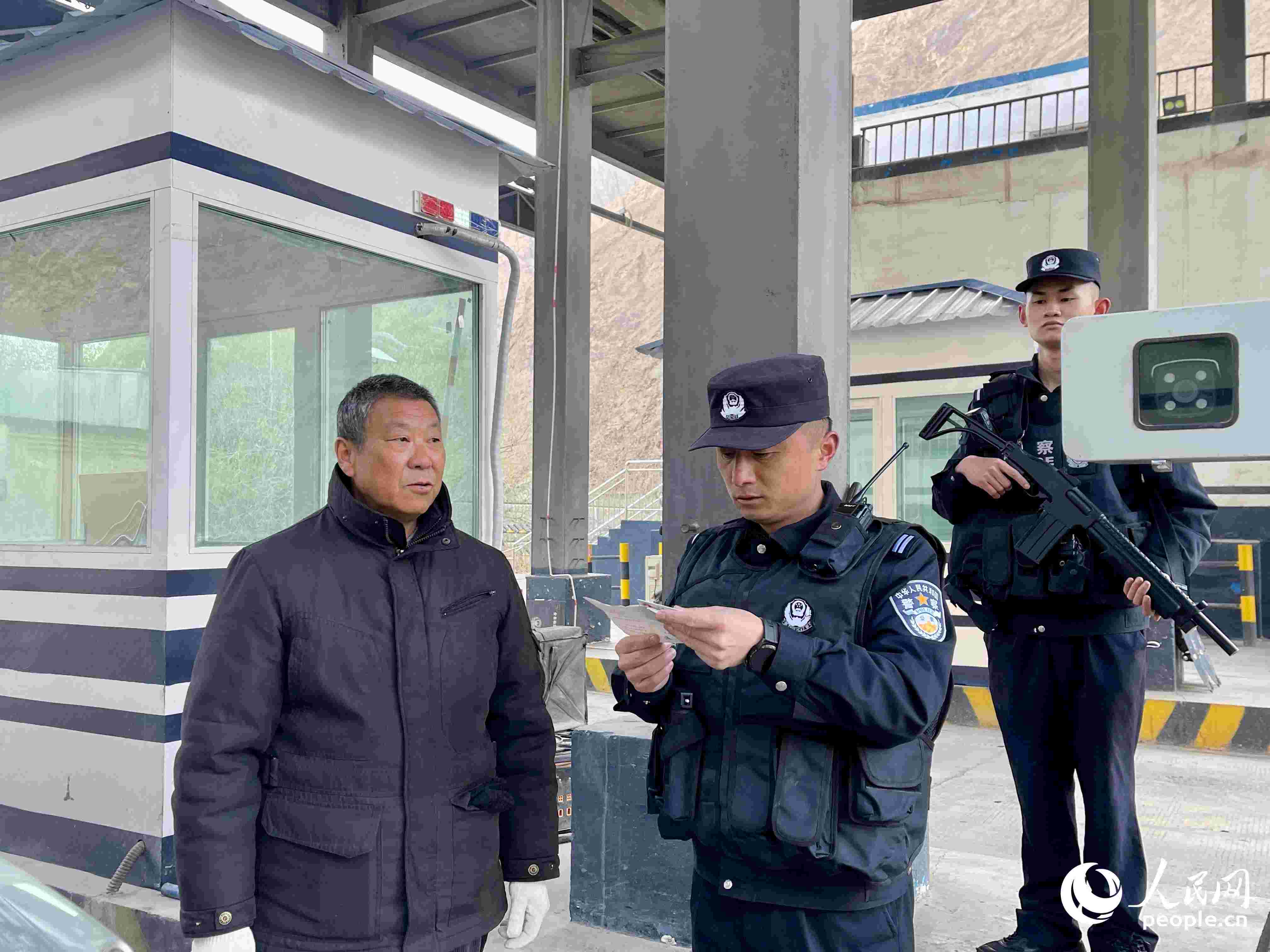 2023年5月10日，在庫地邊境檢查站，陳暢核對進出邊境管理區(qū)人員信息。人民網(wǎng) 周靜圓攝