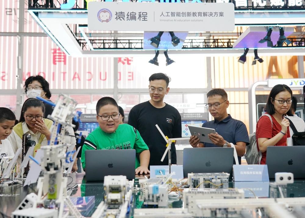 9月3日，在首鋼園教育服務專題展區(qū)，小朋友在體驗智能硬件編程作品。新華社記者 張晨霖 攝