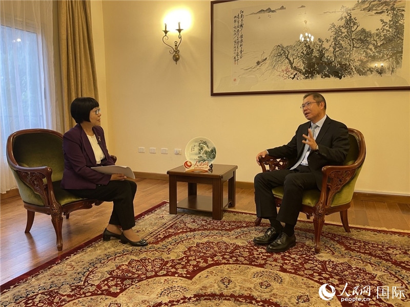 胡長(zhǎng)春大使接受人民網(wǎng)記者唐維紅采訪。人民網(wǎng)記者 趙艷紅攝