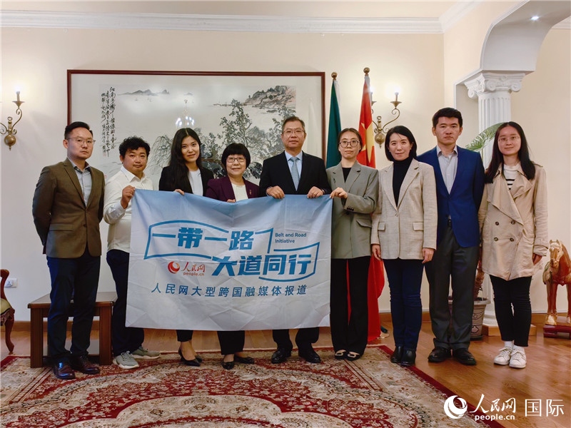 胡長(zhǎng)春大使、駐非盟使團(tuán)工作人員與人民網(wǎng)記者合影。