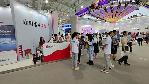 在銀行展臺(tái)，“溫度”成為了高頻詞匯。人民網(wǎng)記者 李彤?dāng)z