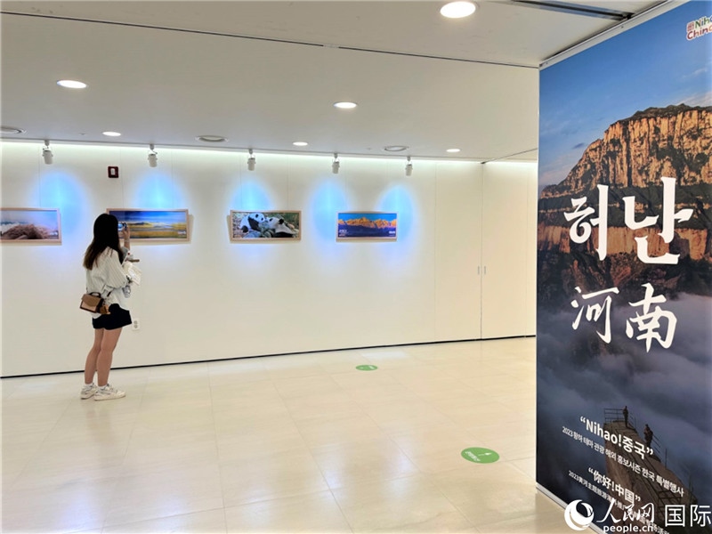 2.民眾參觀“看九曲黃河 聽華夏故事”主題展。人民網(wǎng)記者 馬菲攝