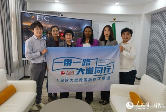 萊利斯（右三）、埃塞投資委中國投資顧問萬巧云（左二）與人民網(wǎng)記者合影。