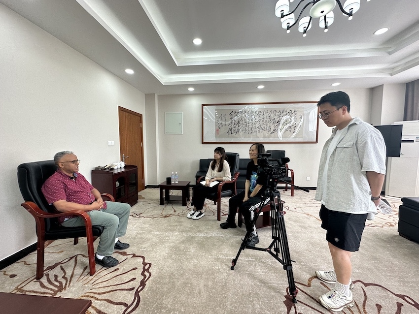 巴哈達爾大學(xué)博士研究生Muluneh在成都紡織高等專科學(xué)校接受記者采訪。人民網(wǎng)記者 王波攝