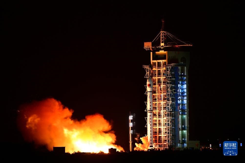 9月7日02時(shí)14分，我國在酒泉衛(wèi)星發(fā)射中心使用長征四號(hào)丙運(yùn)載火箭，成功將遙感三十三號(hào)03星發(fā)射升空，衛(wèi)星順利進(jìn)入預(yù)定軌道，發(fā)射任務(wù)獲得圓滿成功。新華社發(fā)（汪江波 攝）