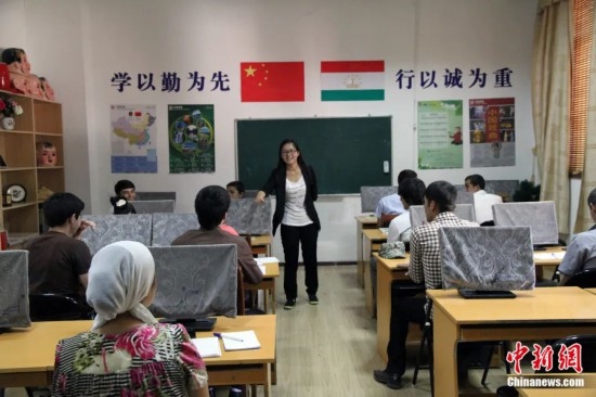 2014年，塔吉克斯坦國立民族大學(xué)的孔子學(xué)院內(nèi)，教師正在為塔吉克斯坦學(xué)生授課。田冰 攝