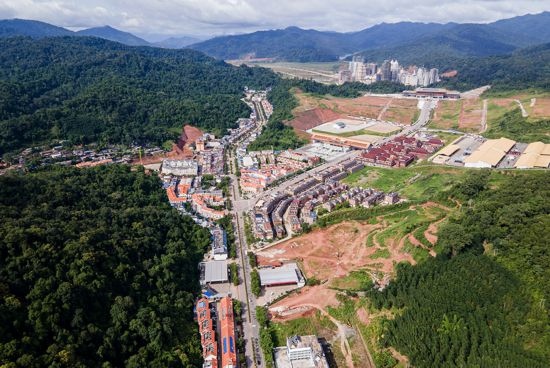 磨憨口岸俯瞰，右前方高層白色建筑群為老撾境內(nèi)。人民網(wǎng)記者 符皓攝