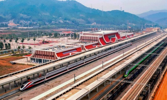 對(duì)向行駛的國(guó)際客運(yùn)列車(chē)“復(fù)興號(hào)”和“瀾滄號(hào)”在磨憨站交匯。楊紫軒攝