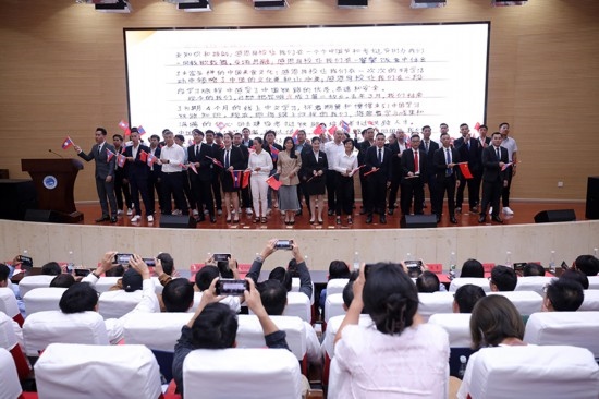 7月31日，昆明鐵道職業(yè)技術(shù)學(xué)院舉行援老撾鐵道職業(yè)技術(shù)學(xué)院項(xiàng)目教育能力建設(shè)教師培養(yǎng)班結(jié)業(yè)典禮。昆明鐵道職業(yè)技術(shù)學(xué)院供圖