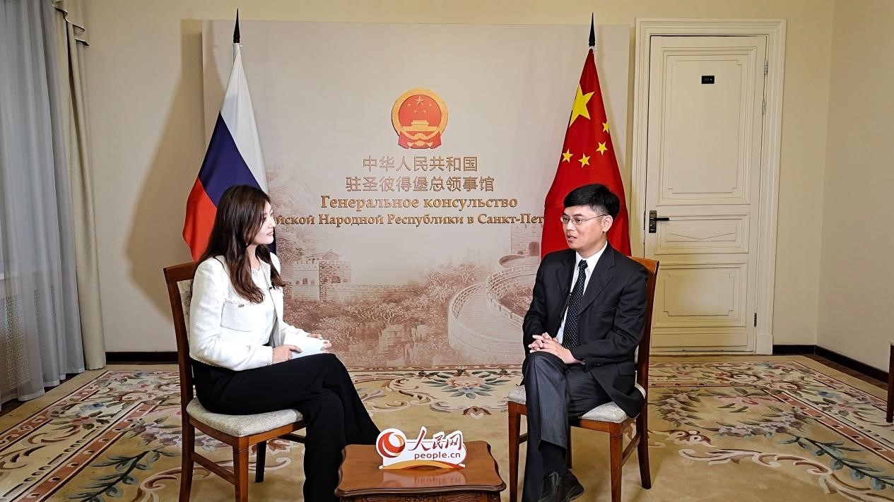 中國駐圣彼得堡副總領事張曉慶（右）接受人民網(wǎng)記者申佳平采訪。人民網(wǎng)記者 劉凡攝