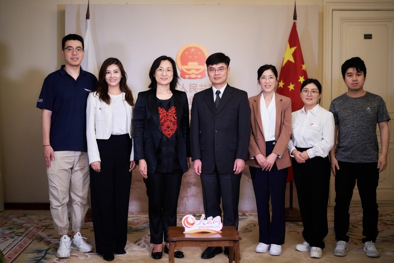 中國駐圣彼得堡副總領事張曉慶（左四）與人民網(wǎng)記者合影。