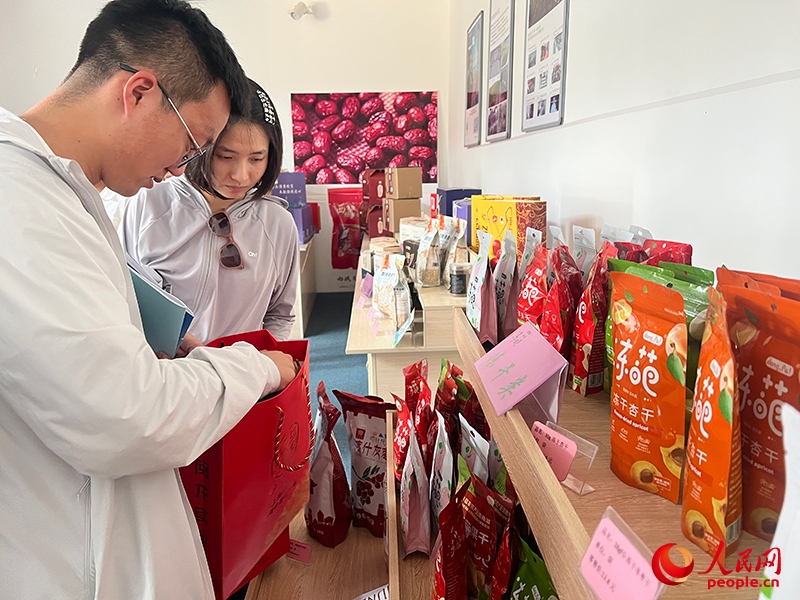 消費者在選購產(chǎn)品。人民網(wǎng)記者 常雪梅攝