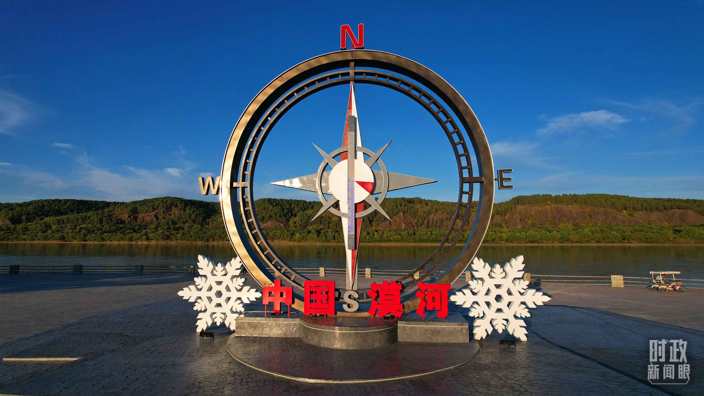 △指北針雕塑是北極村標(biāo)志性建筑之一，其紅色指針指向正北方。上面的大型溫度計高12.22米，象征北極村位于東經(jīng)122°20′。（總臺央視記者范凱拍攝）