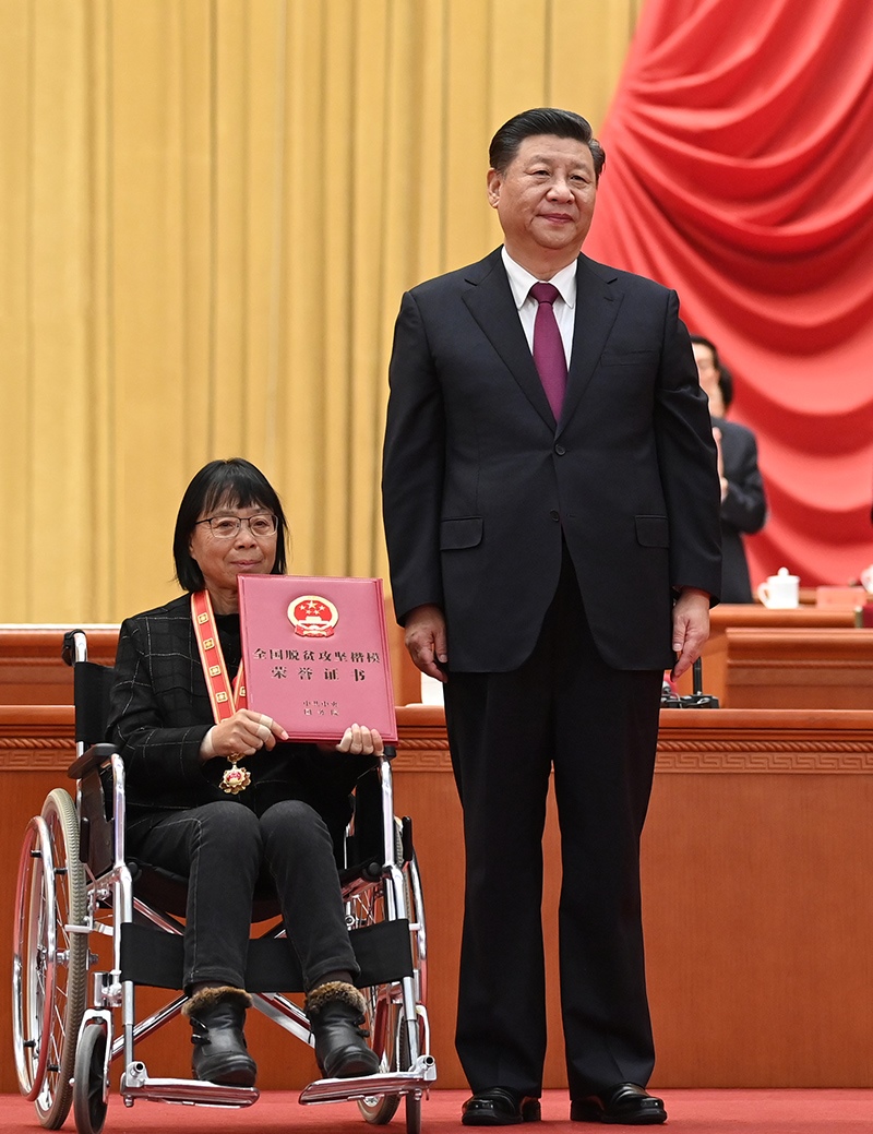 2021年2月25日，全國脫貧攻堅(jiān)總結(jié)表彰大會(huì)在北京人民大會(huì)堂隆重舉行。習(xí)近平為全國脫貧攻堅(jiān)楷模榮譽(yù)稱號(hào)獲得者張桂梅頒獎(jiǎng)。