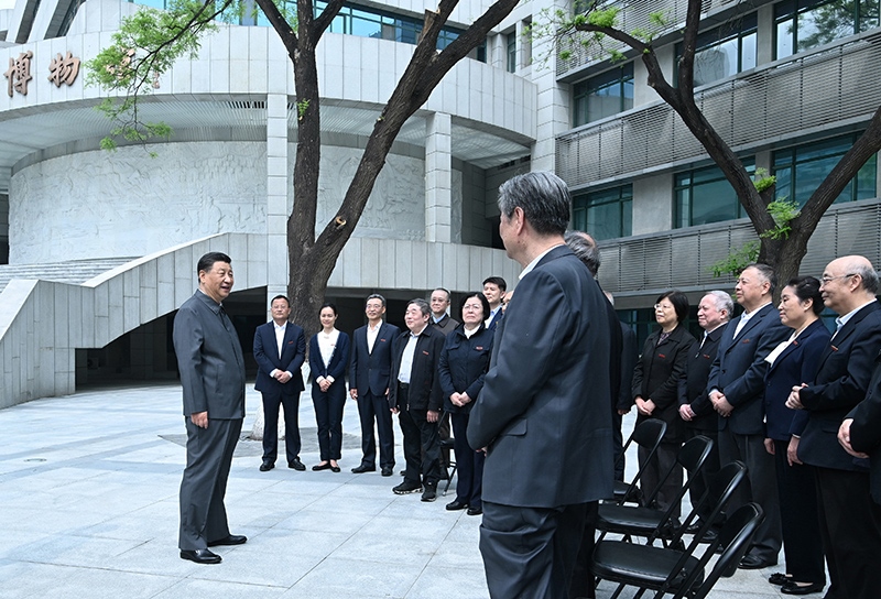 2022年4月25日，習(xí)近平總書記來到中國人民大學(xué)考察調(diào)研，在博物館門前廣場(chǎng)上，同老教授、老專家和中青年骨干教師代表親切交談。