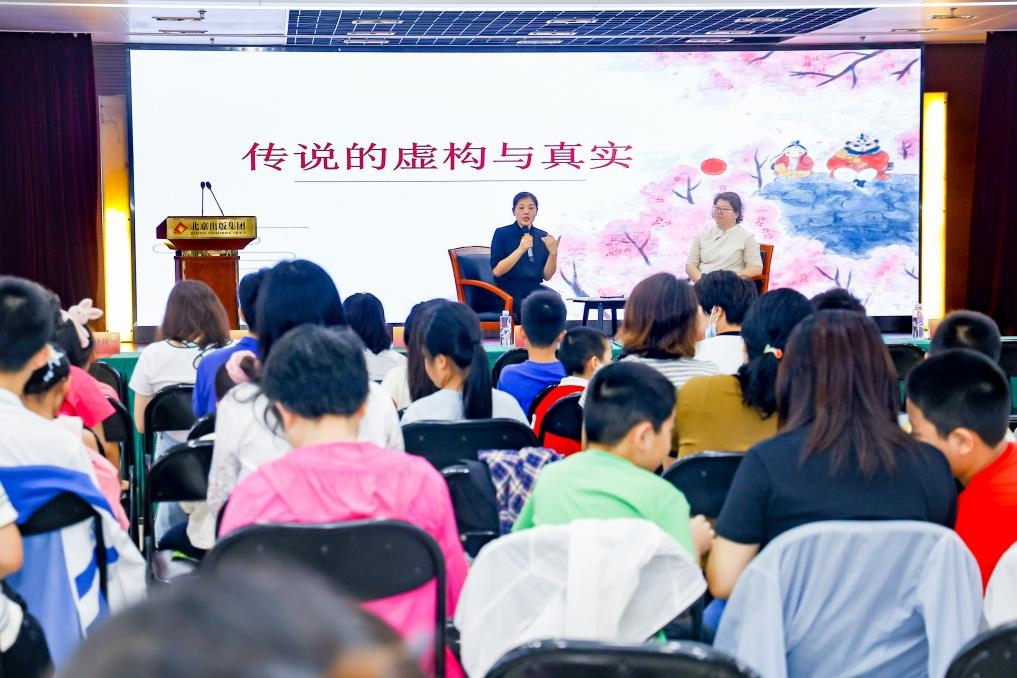 經(jīng)典閱讀進(jìn)社區(qū)——十月少年文學(xué)創(chuàng)享會(huì)走進(jìn)裕中東里。主辦方供圖