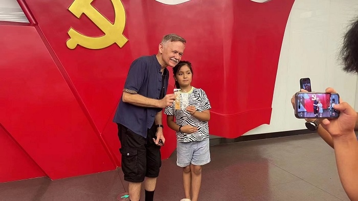 潘維廉和志愿講解員紀(jì)念合影。主辦方供圖