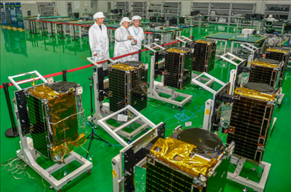 △2022年10月17日，位于吉林長春的長光衛(wèi)星技術(shù)股份有限公司科研人員在衛(wèi)星總裝測試大廳進(jìn)行相關(guān)測試工作。