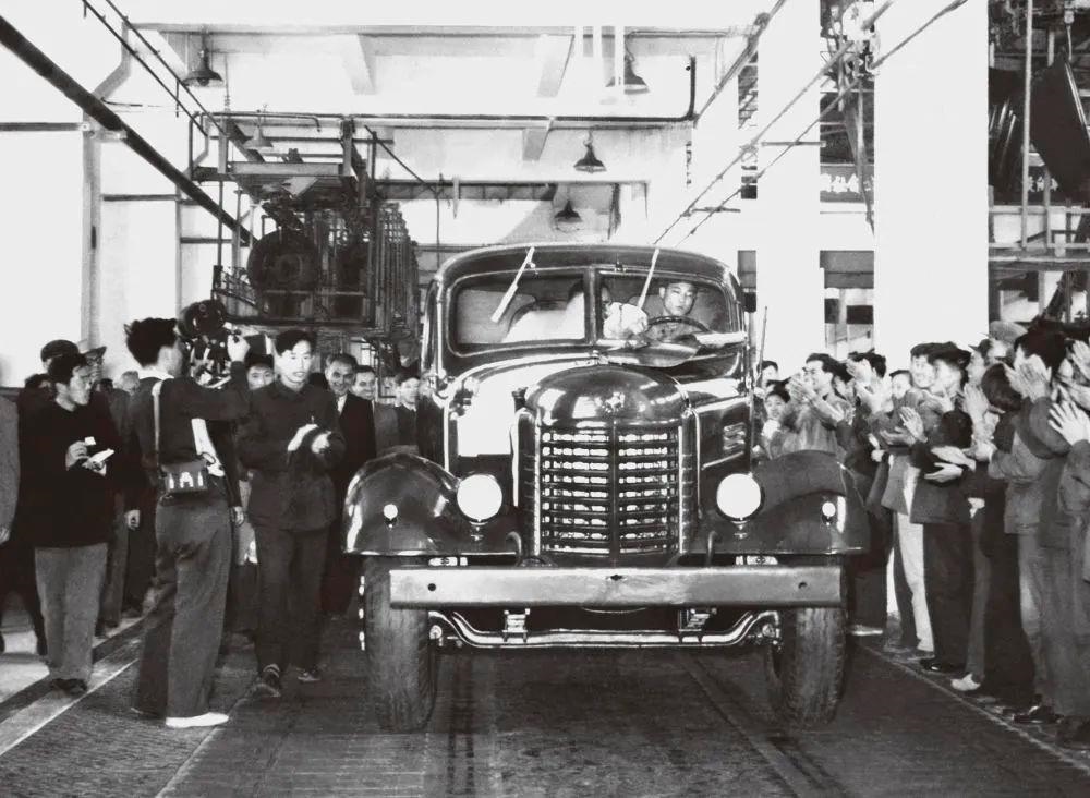 △1956年7月13日，第一輛解放牌汽車駛下裝配線。