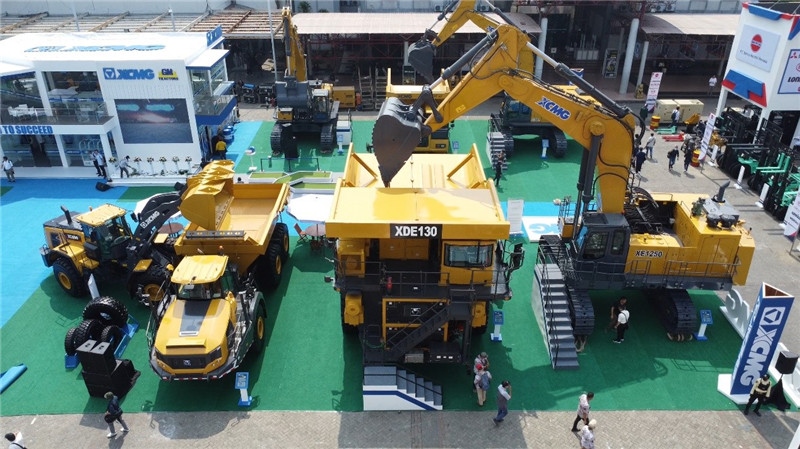 徐工集團展出的125噸礦用挖掘機與130噸電傳動礦卡。石偉攝影