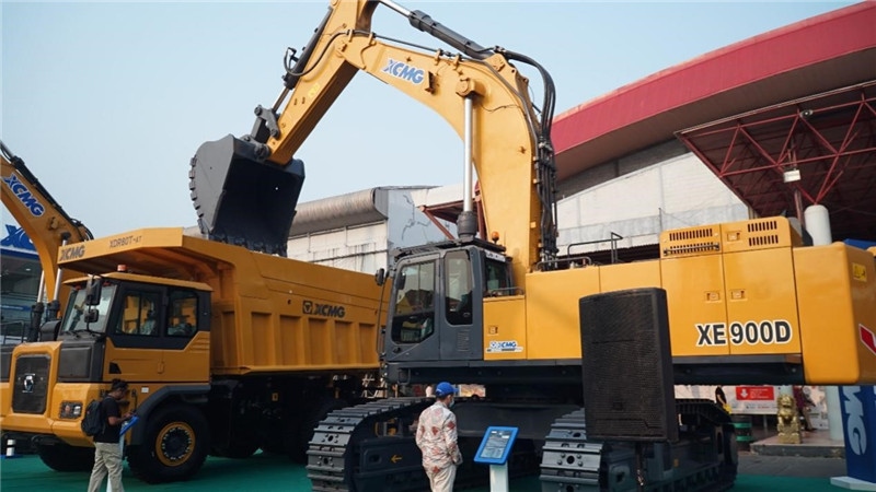 徐工集團展出的90噸礦用挖掘機與80噸自卸車。石偉攝影