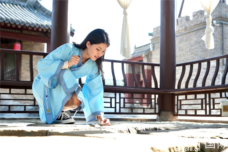 圖為選手在“曲水流觴亭”將“桃心”蠟燭放入渠中。人民網(wǎng) 盧鵬宇攝